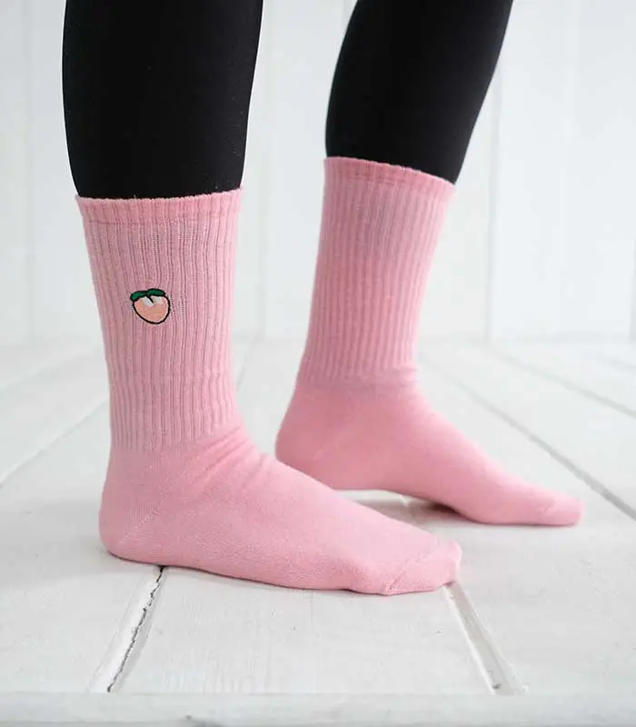 Şeftali Desenli Nakış İşlemeli Pembe Çorap Şeftali Desenli Nakış İşlemeli Pembe Çorap