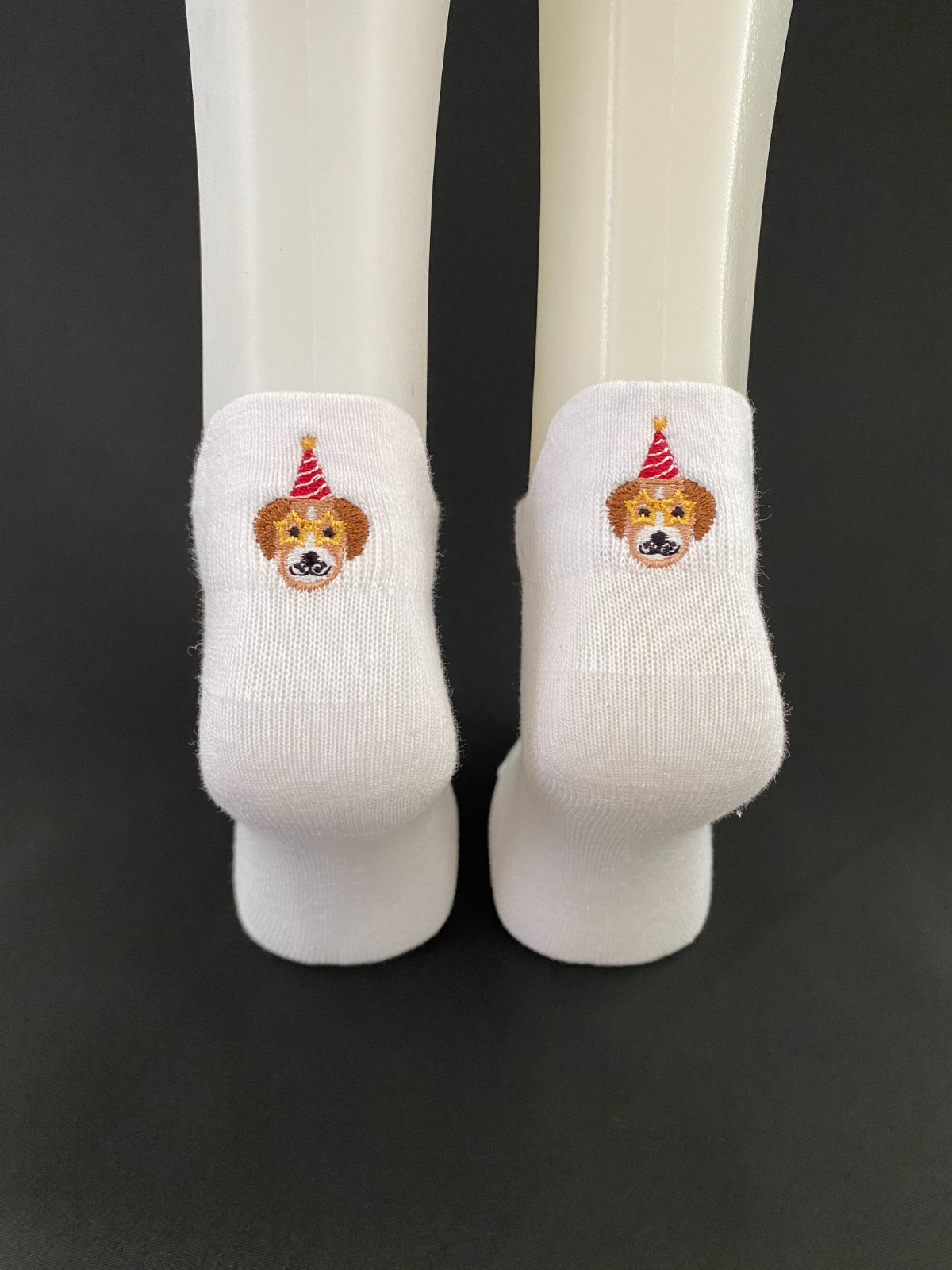 köpek desenli nakış işlemeli beyaz çorap köpek desenli nakış işlemeli beyaz çorap