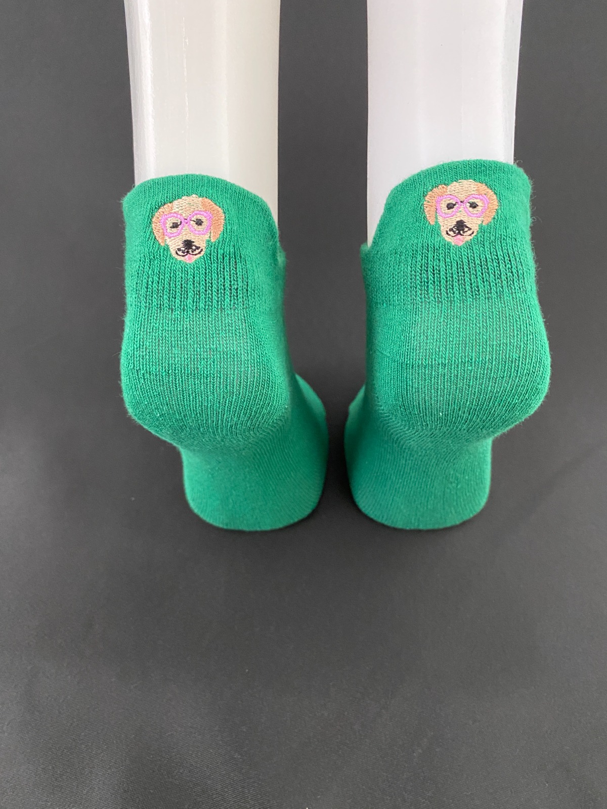 köpek desenli nakış işlemeli yeşil çorap1 köpek desenli nakış işlemeli yeşil çorap1
